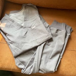 Size S FIGS grey top & size M FIGS bottoms